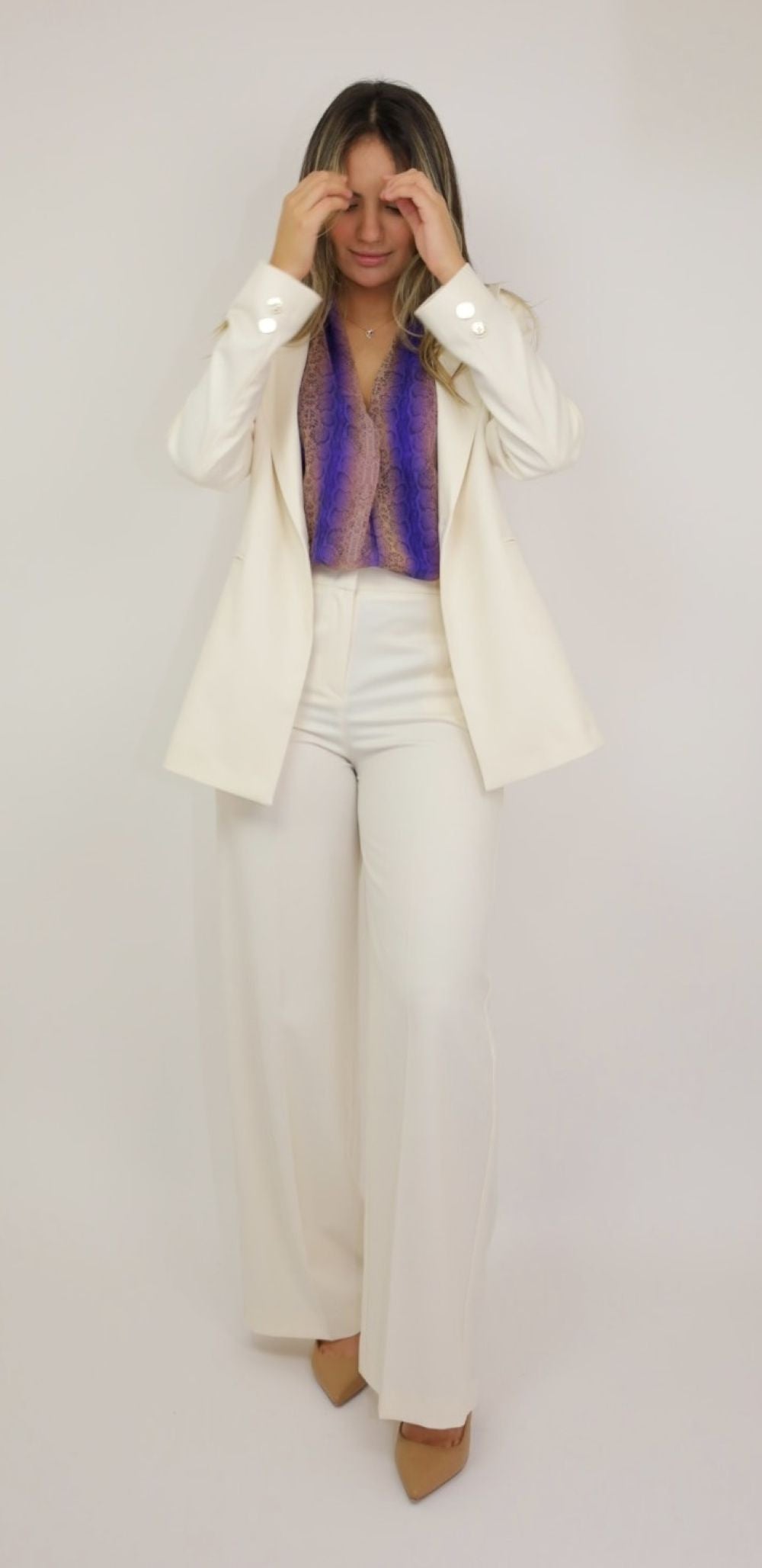 CALÇA PANTALONA COM DENTALHES EM DOURADO