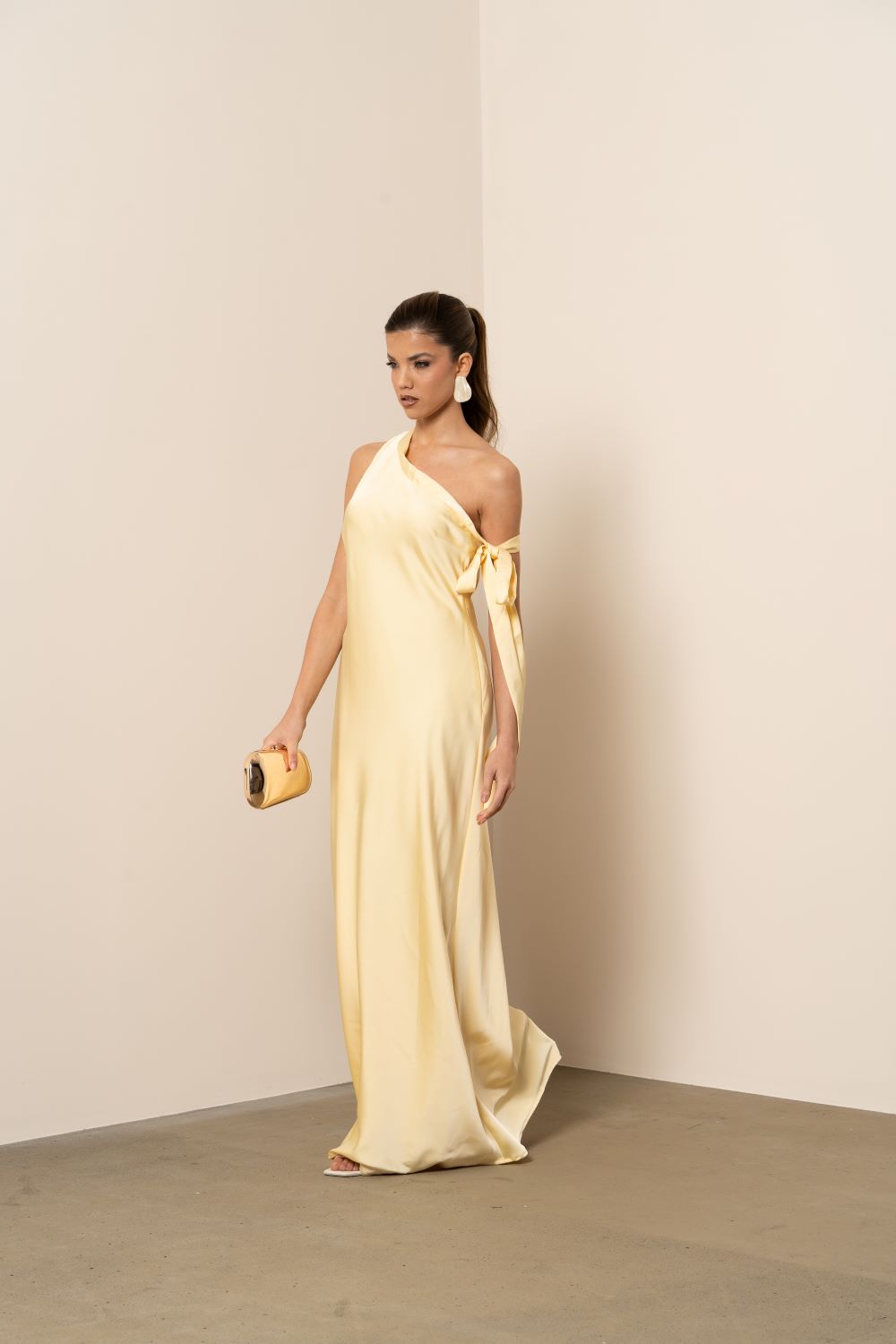 Vestido decote assimétrico