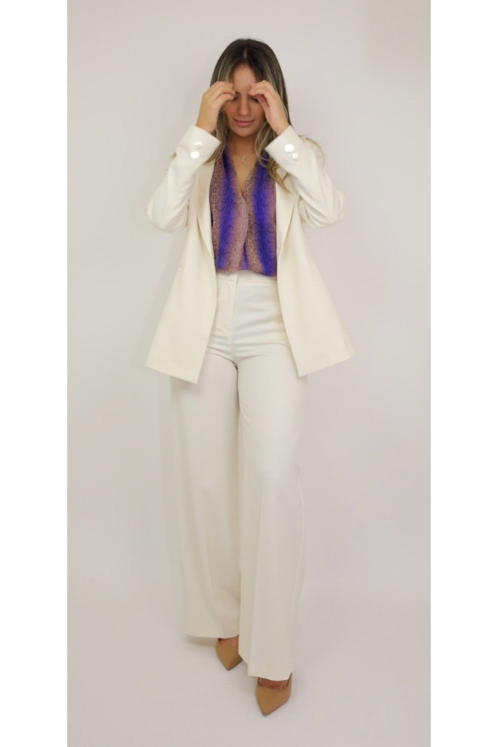 CALÇA PANTALONA COM DENTALHES EM DOURADO