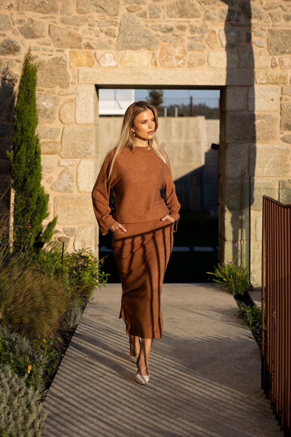 CONJUNTO EM MALHA BLUSA E SAIA