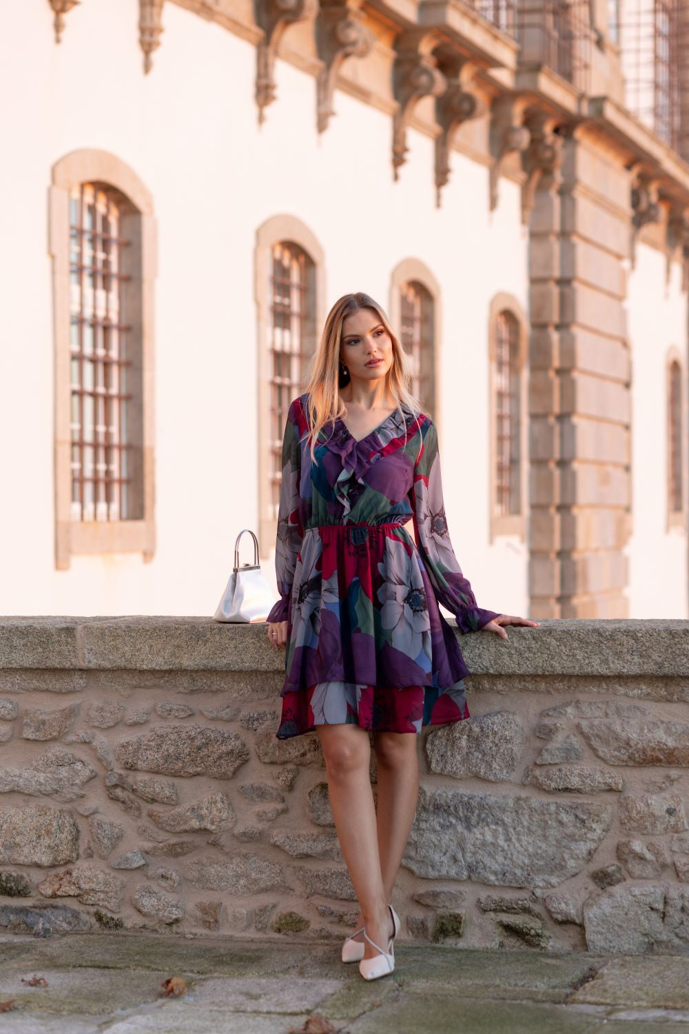 VESTIDO CURTO EM FOLHOS