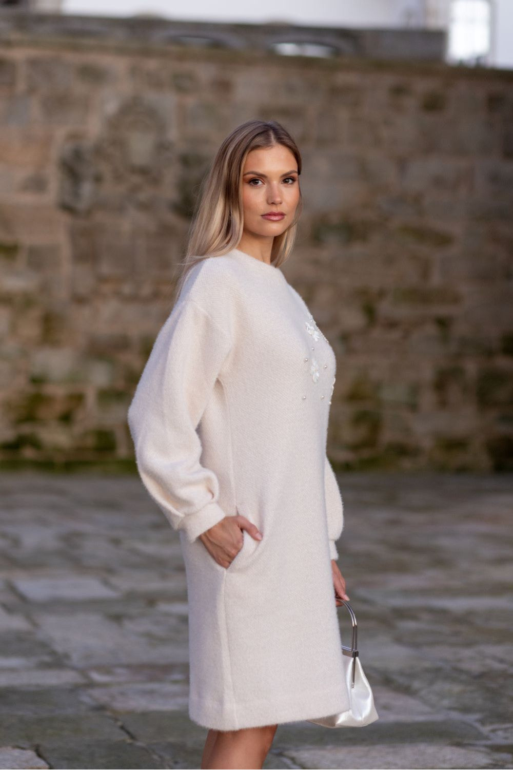 VESTIDO EM MALHA COM BORDADO